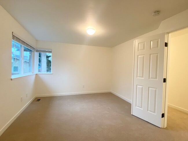 Building Photo - FULLY UPDATED Auburn home near Thomas Jefferson HS