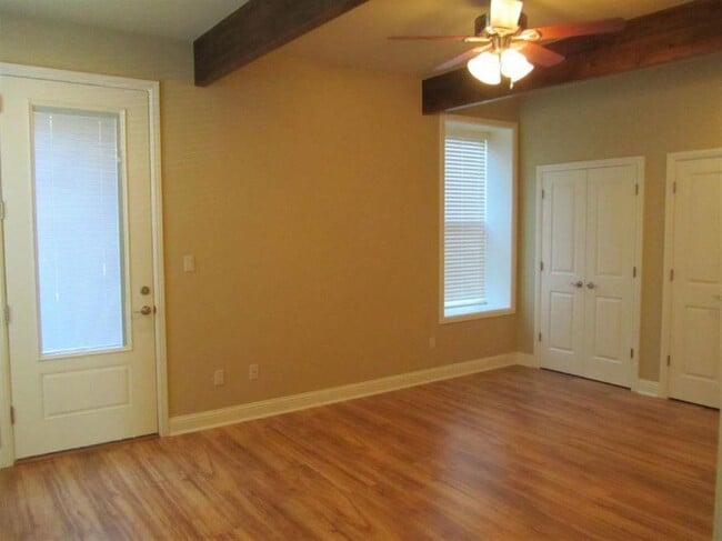 Building Photo - 115 E Main St