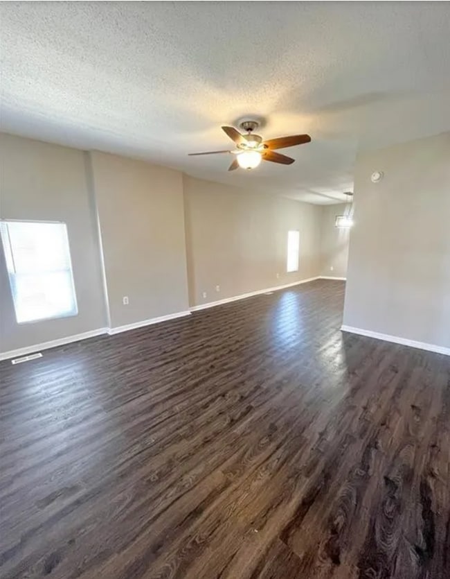 Building Photo - Welcome to this charming 3-bedroom, 2-bath...