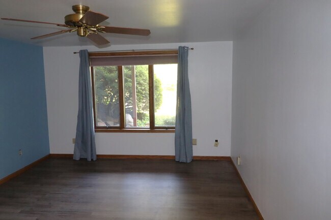 Building Photo - Stunning 4 Bedroom Home with Pond Access