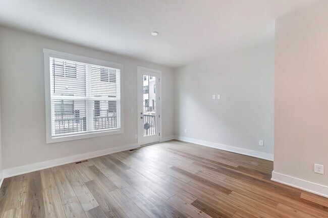 Building Photo - 3 Bedroom Townhome minutes from South End!