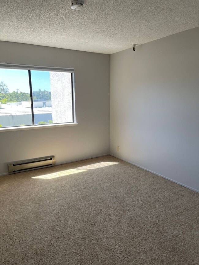 Building Photo - Great location near San Antonio Center shopping, convenient commute, Los Altos Schools