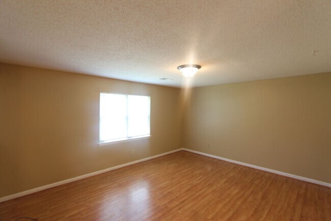 Building Photo - New On The Market with Fresh Updates!! Better Hurry!!