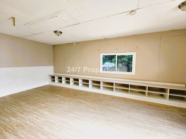 Building Photo - 3BD I 1BA + Bonus Room - Milwaukie, OR