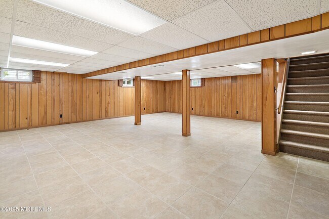 Building Photo - 773 Nutswamp Rd