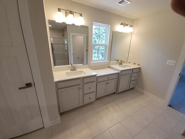 Building Photo - Spacious & Modern Home w/ 4 Bed, 4.5 bath in Manassas, Close to I-66, Includes Lawn & Other Services