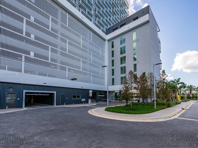 Building Photo - 2000 Metropica Wy