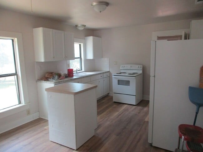 Building Photo - Charming Remodeled 2/1 Home