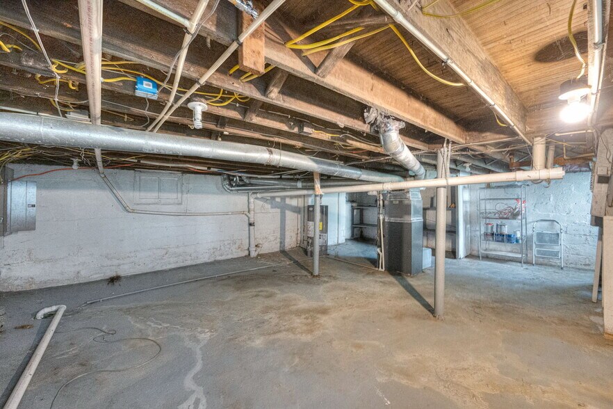 Building Photo - 906 S Champion Ave