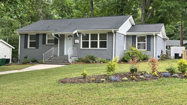 Primary Photo - Beautiful 3 Bedroom Home in Windsor Park!