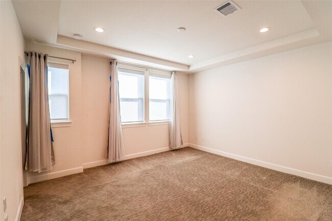 Building Photo - 2745 Clinton Dr