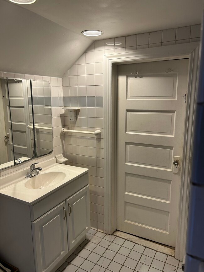 Building Photo - 2119 Maple Ave