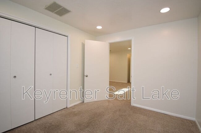 Building Photo - 6888 Hillside Village Cir