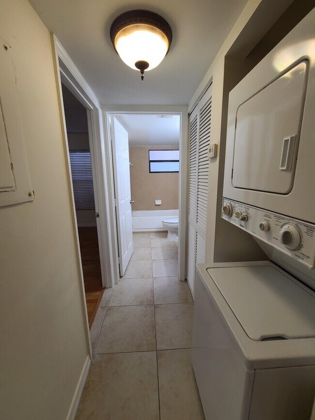 Building Photo - 1547 Lake Crystal Dr