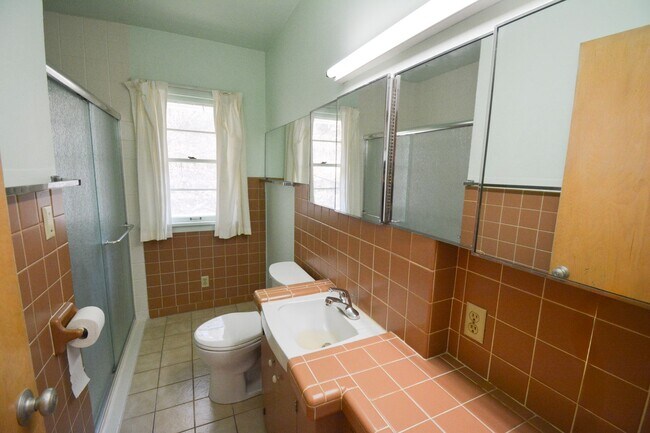 Building Photo - Character-Filled 3 Bedroom on Historic Pill Hill Available NOW!