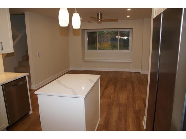 Building Photo - 330 Pondridge Cir