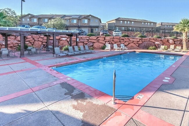 Building Photo - Townhome available in Millcreek Springs with a community pool!