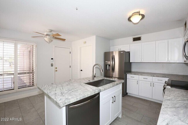 Building Photo - 8428 N 16th Pl