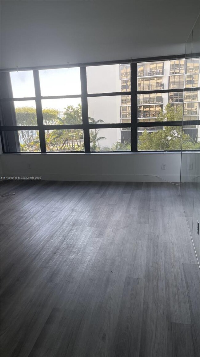 Building Photo - 1440 Brickell Bay Dr