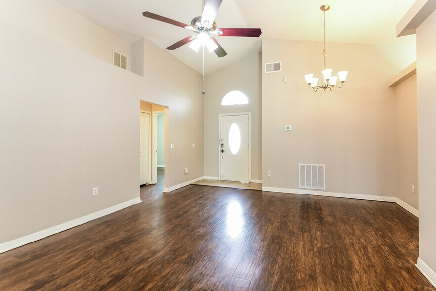 Building Photo - 1129 Pinedale Dr