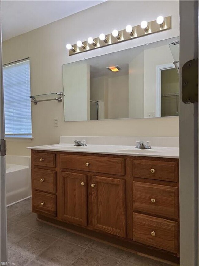 Building Photo - RENTAL