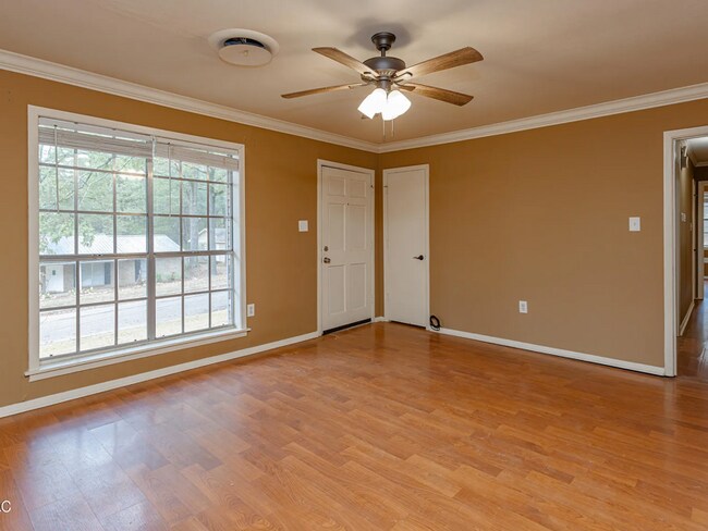 Building Photo - 400 Oakhill Cir