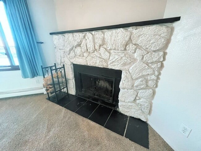 Building Photo - Spacious & Bright Top Floor Condo in East Anchorage, Close to Base + W/D In Unit!