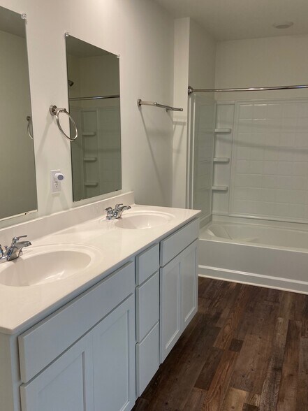 Building Photo - 252 Chelsea Park Cir