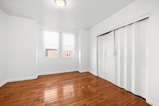 Building Photo - "Charming 3-Bed Haven with Hardwood Floors & 2 Full Baths in St. Louis!"  Hazelwood Schools.  Sec...