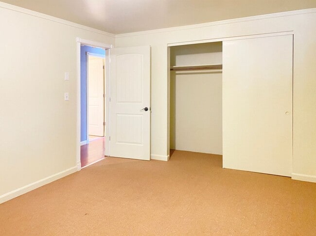 Building Photo - Darling 2 bedroom condo with fenced yard