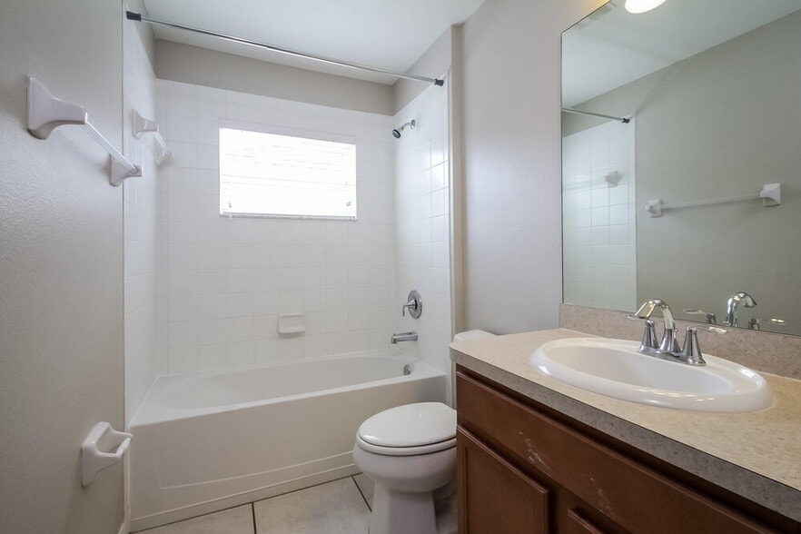 Building Photo - 10620 Shady Preserve Dr