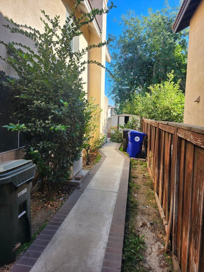 Building Photo - Spacious 4-Bedroom Home in a Prime Location