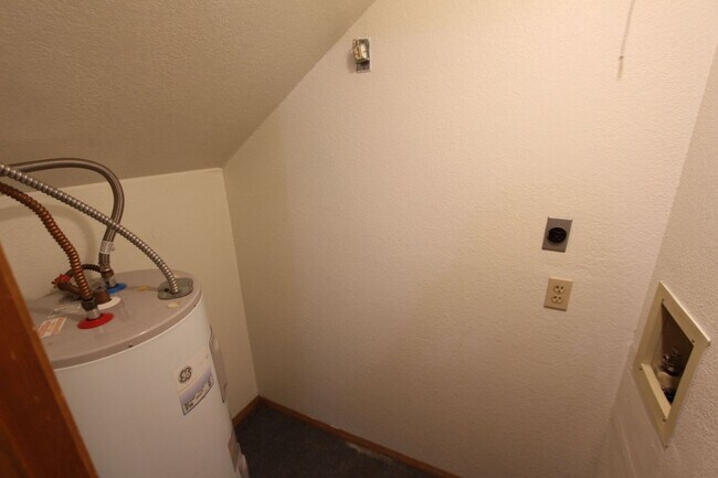 Building Photo - 2645 Valley View Dr