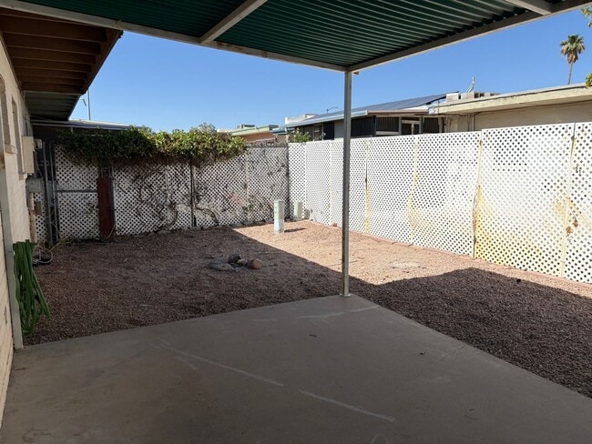 Building Photo - 2 Bed 1 Bath Twin Home Unit in Youngtown, ...