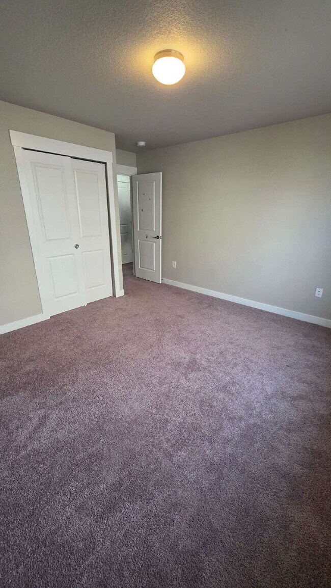 Building Photo - Lorson Ranch 5 bedroom Townhouse near military bases