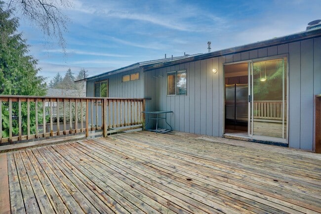 Building Photo - 3 Bedroom /1.5 Bath Silver Lake / Eastmont...