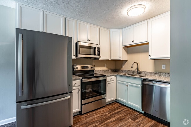 1 BR 1BA RENO - 600 Sqft - Kitchen - Buckingham Apartments