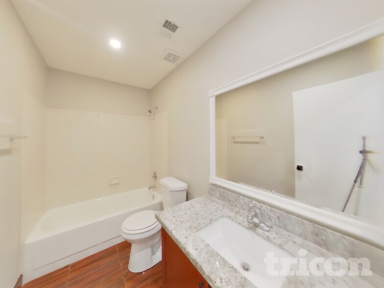 Building Photo - 4947 E Greenway Cir