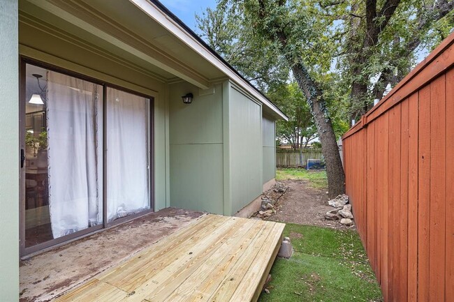 Deck and side yard - 1611 Somerset Dr