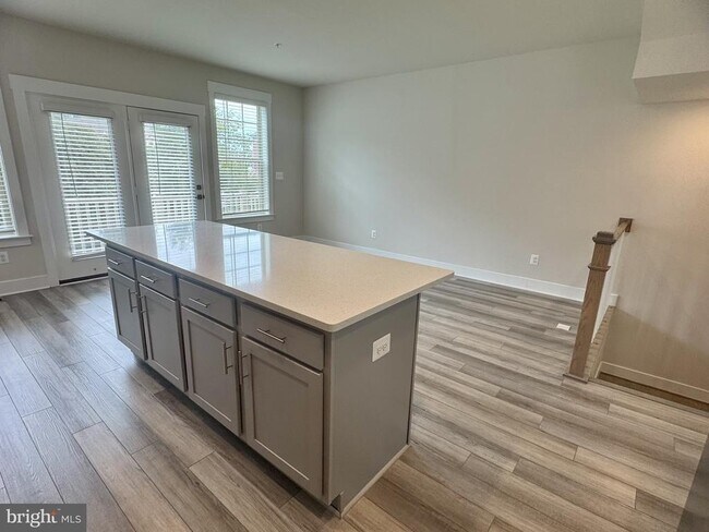 Building Photo - 201 Pomegranate Ln