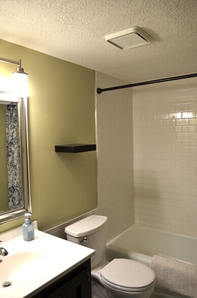 Building Photo - 4371 Wilshire Blvd