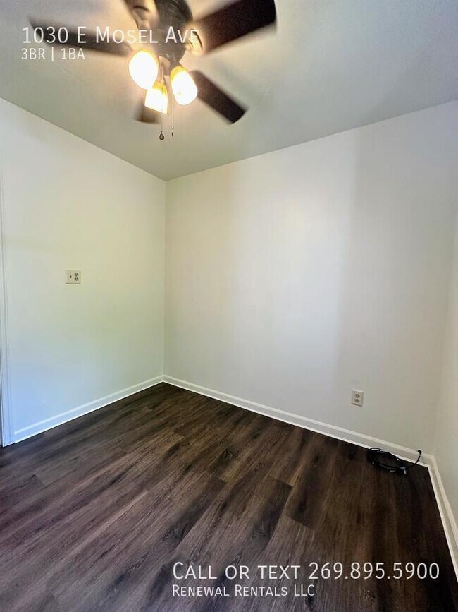 Building Photo - 1030 E Mosel Ave