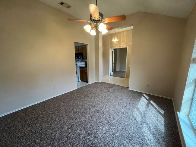 Building Photo - Large 4 Bedroom Home in Skipcha Mountain!