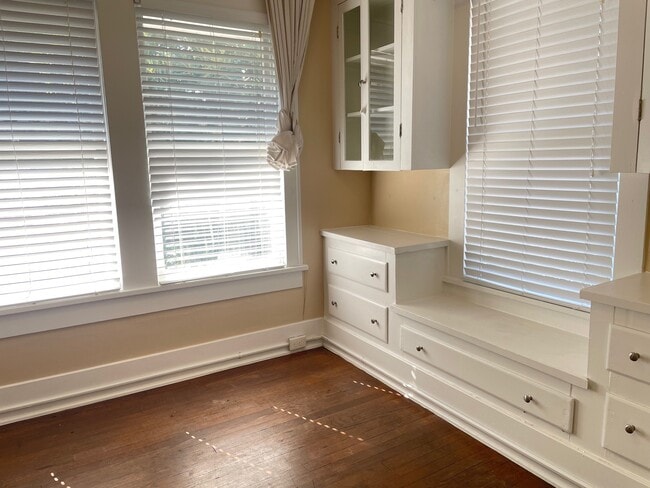 Building Photo - 510 Sul Ross St