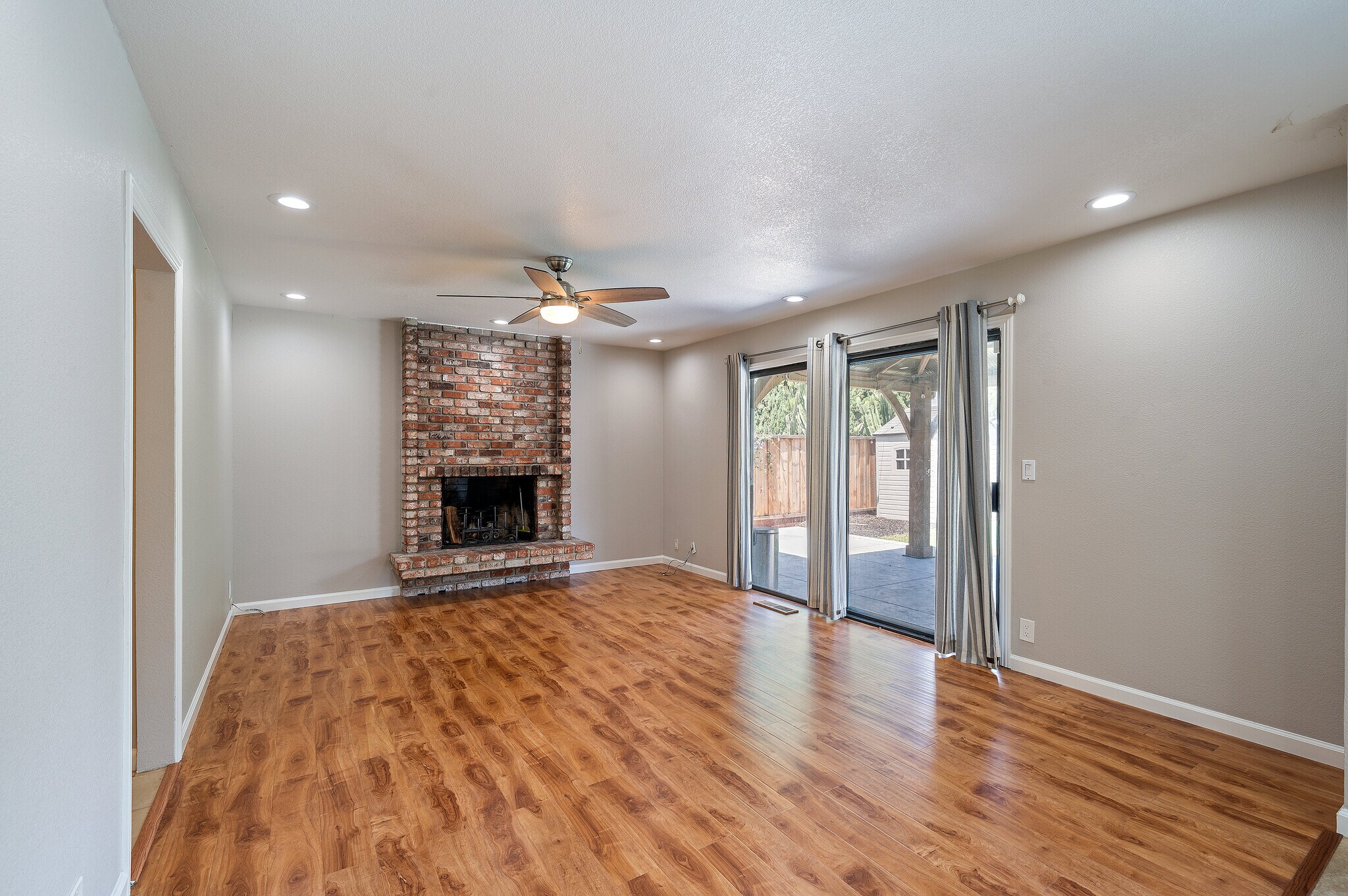 Building Photo - 3661 Slopeview Dr