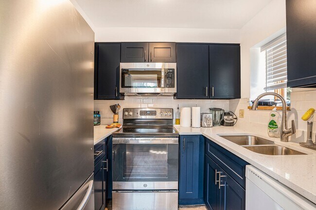 Building Photo - 2 Bedroom Cottage Oasis on The Hill!