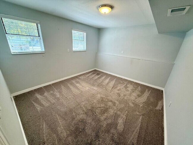 Building Photo - Gorgeous 4 Bed, 2 Bath Home in Central For...