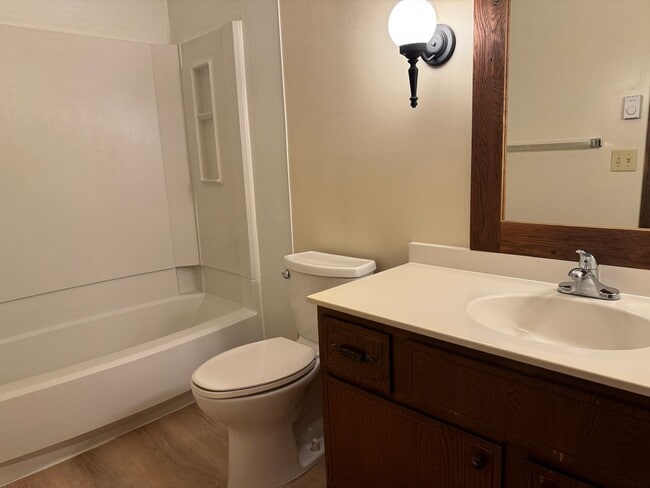 Building Photo - 2 bedroom, 1 bathroom in West Lebanon