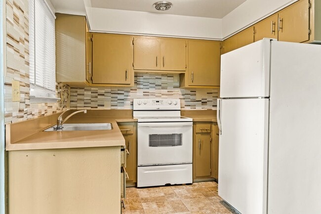 Building Photo - Large 3BD Townhome Style Apartment w/ Brand New Flooring in Hayward