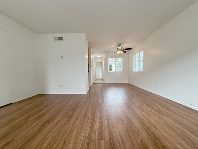 Building Photo - Rare Surfside One Bed Condo with Two Car G...